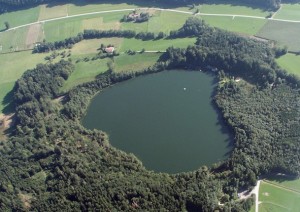 Luftbild Tüttensee-Krater bei Grabenstätt Chiemgau-Impakt Bayern